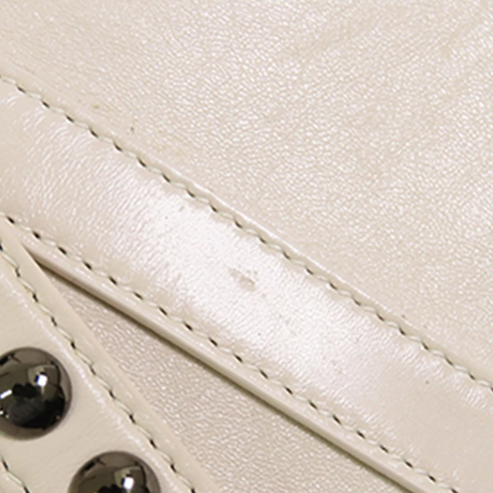 Dior Studded Leather Saddle Bag (SHG-UR0OzG)