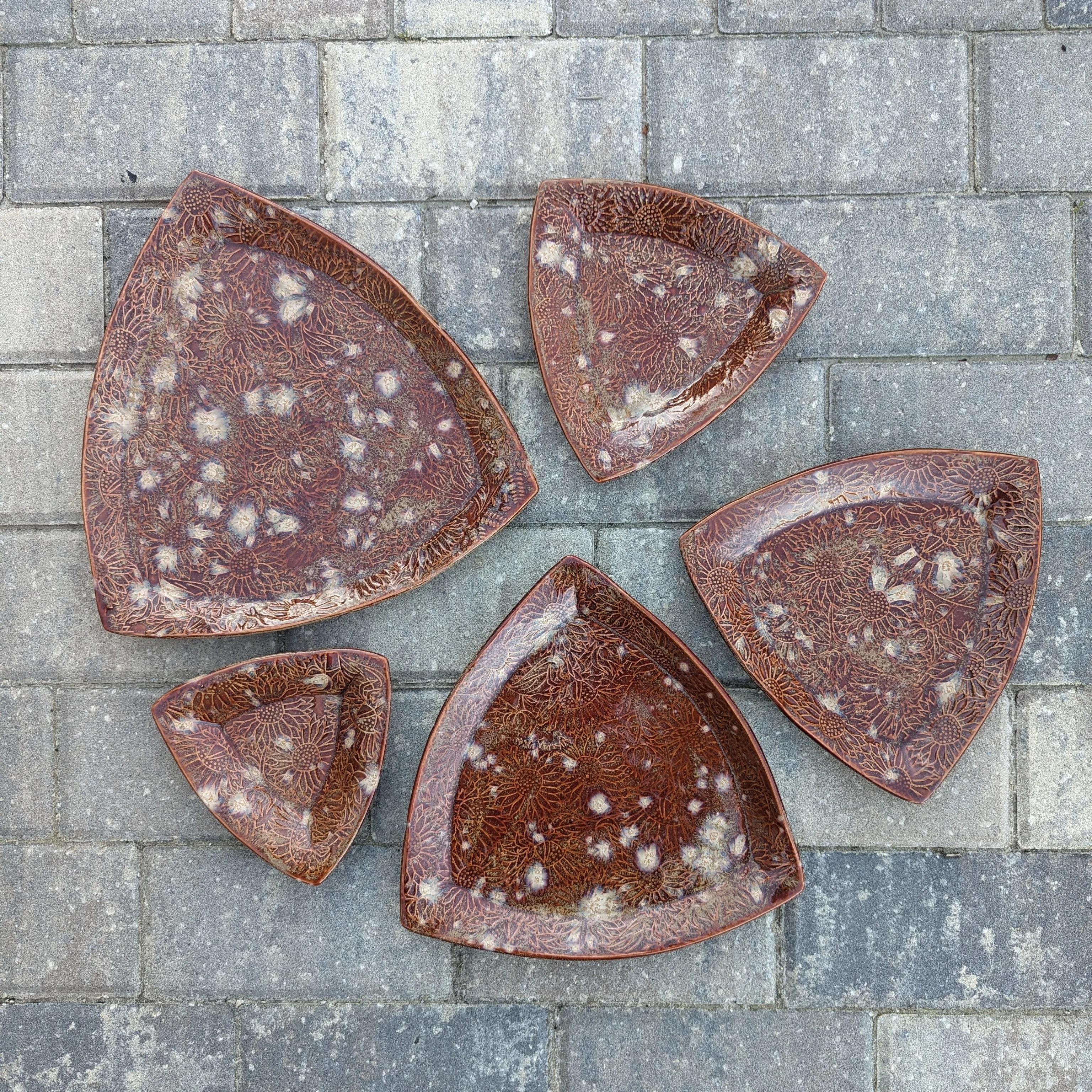 Sunflower triangle dish (7 inch)