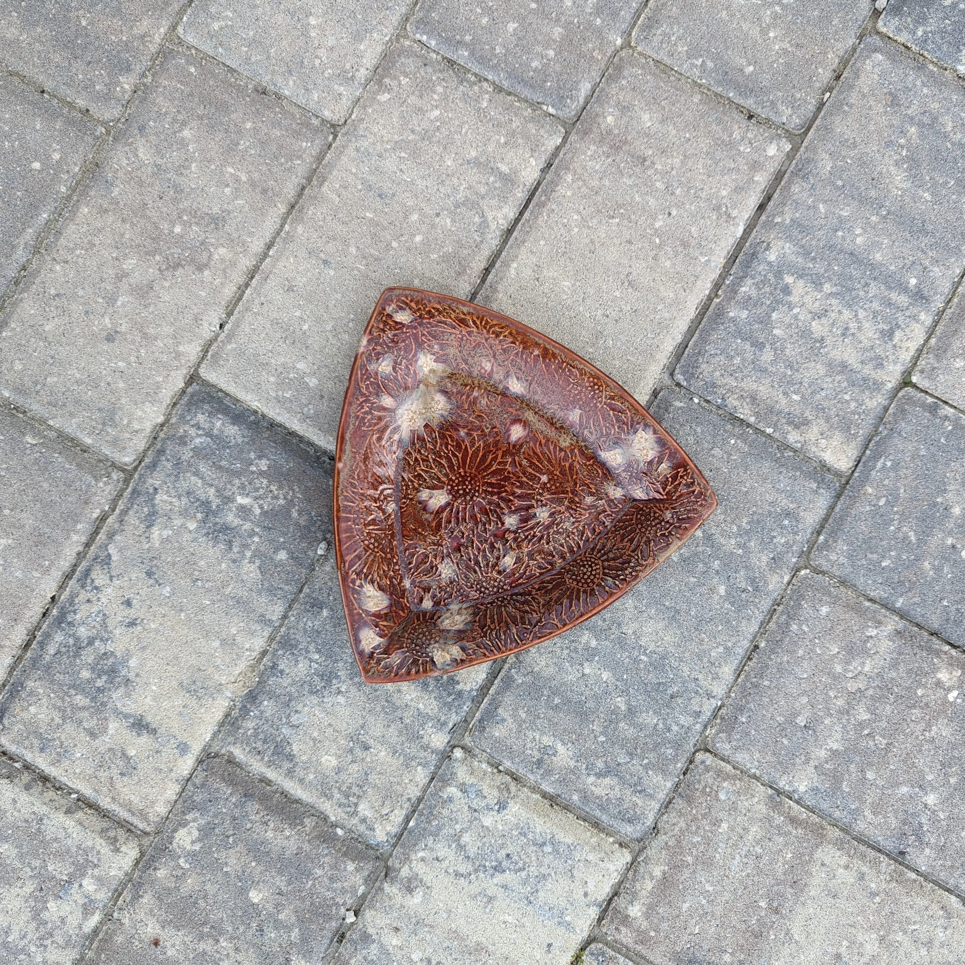 Sunflower triangle dish (7 inch)